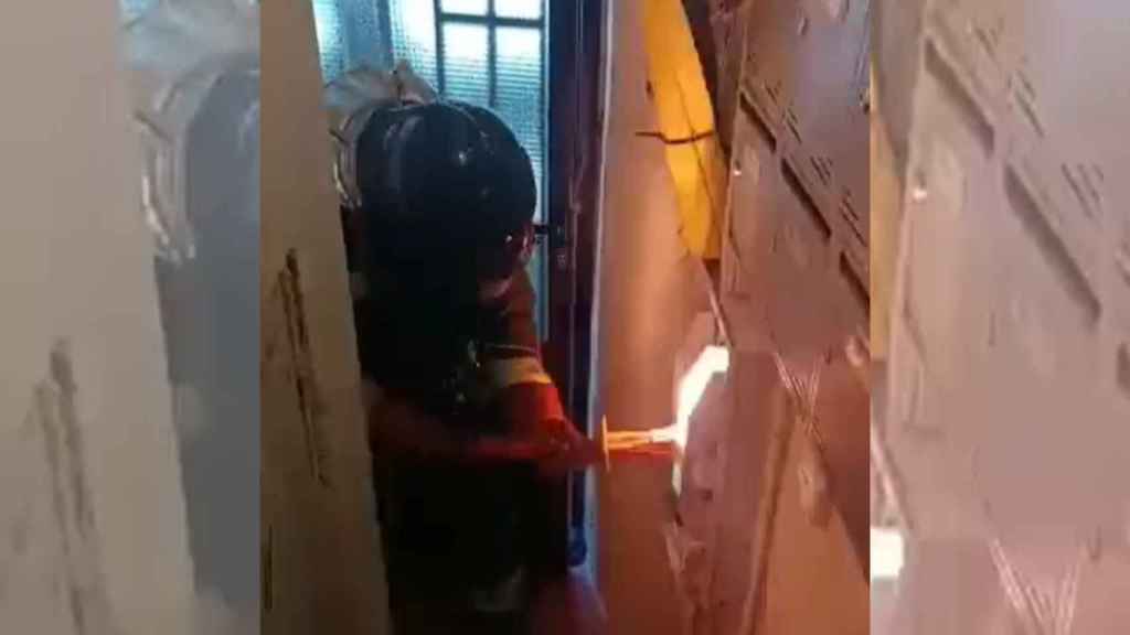 Un bombero desactiva el cuadro eléctrico de un edificio en el que se ha declarado un incendio / TWITTER BOMBERS