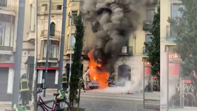 Incendio en la 'Llibreria de la Plaça' de Sarrià / TWITTER