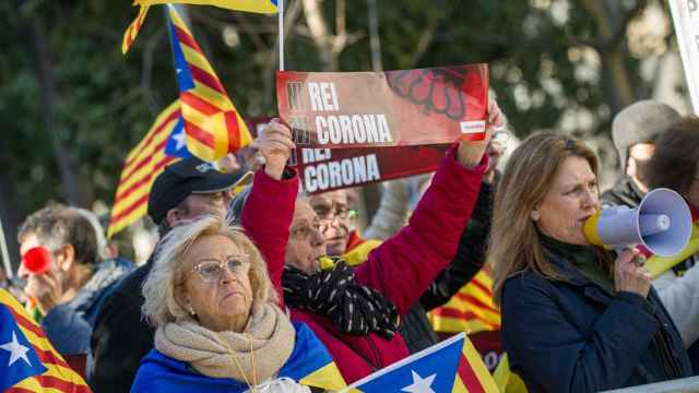 Una mujer sujeta el cartel 'Ni rey ni corona' durante una concentración contra la visita del Rey Felipe VI a Barcelona organizada por Asamblea Nacional Catalana (ANC) / EUROPA PRESS