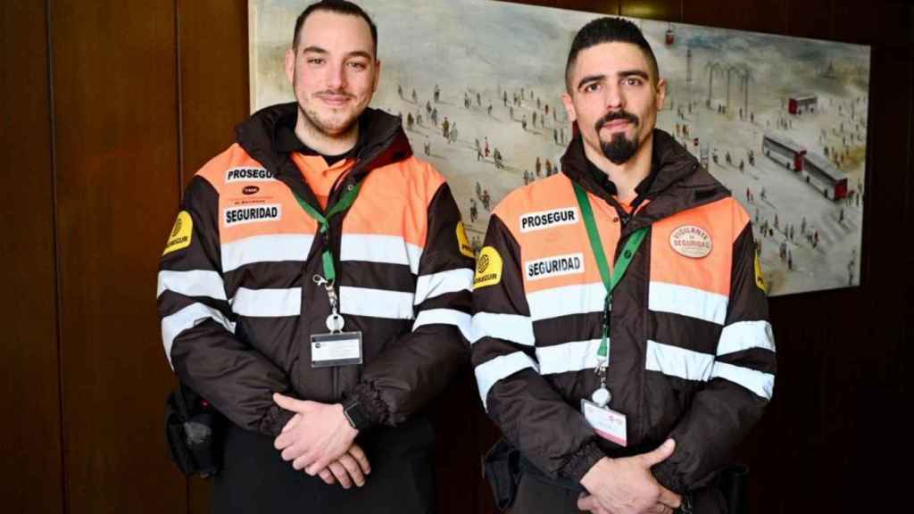 Los vigilantes del metro de Barcelona que salvaron a un hombre de un ataque al corazón / TMB