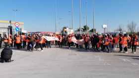 Los trabajadores de Amazon protestan frente a la sede del Prat / METRÓPOLI