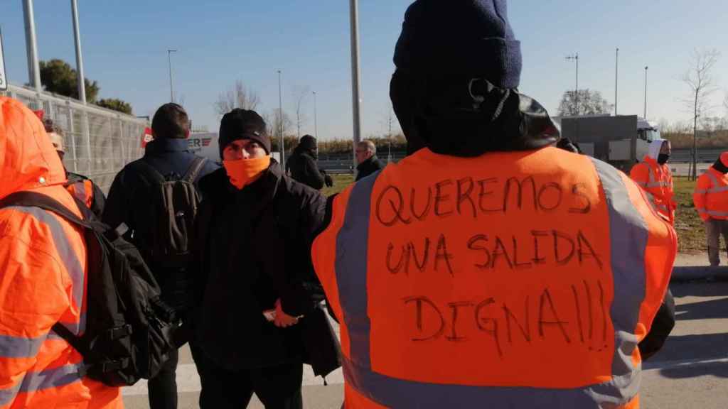 Un trabajador de Amazon en la manifestación frente a la nave en El Prat / A.B - M.A