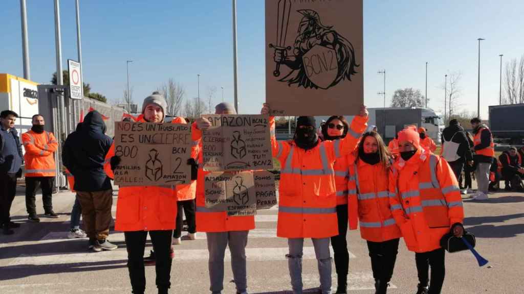 Trabajadores de Amazon manifestándose a las puertas de la nave BCN1, en El Prat de Llobregat / ANDONI BERNÁ - M.A