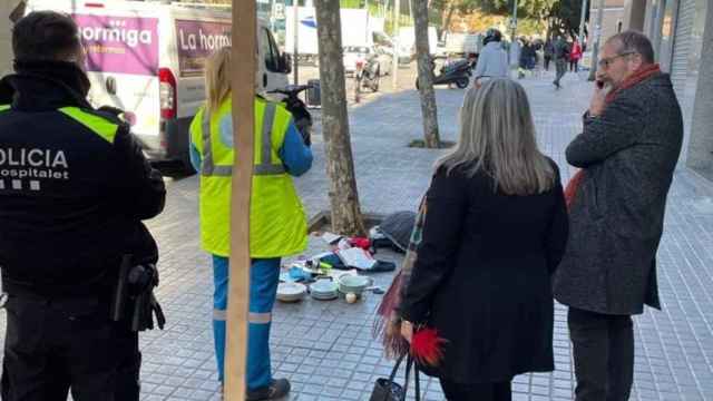 La concejal socialista Lola Ramos, acompañada por agentes municipales y técnicos de limpieza tras desmantelar un mercadillo ilegal / IG - LOLA RAMOS