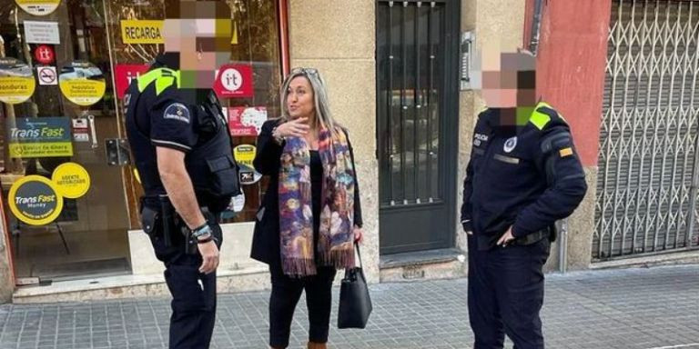 La concejal socialista Lola Ramos conversa con agentes de la Guardia Urbana / IG - LOLA RAMOS