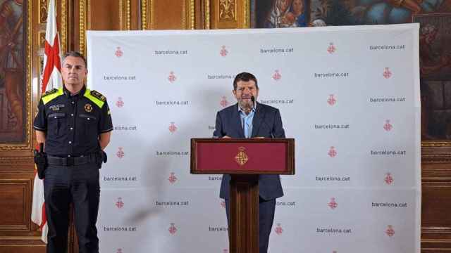Pedro Velázquez junto al teniente de alcalde de Seguridad, Albert Batlle, en rueda de prensa / EUROPA PRESS