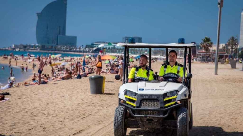 Agentes de al Guardia Urbana de Barcelona en la playa / AJ BCN