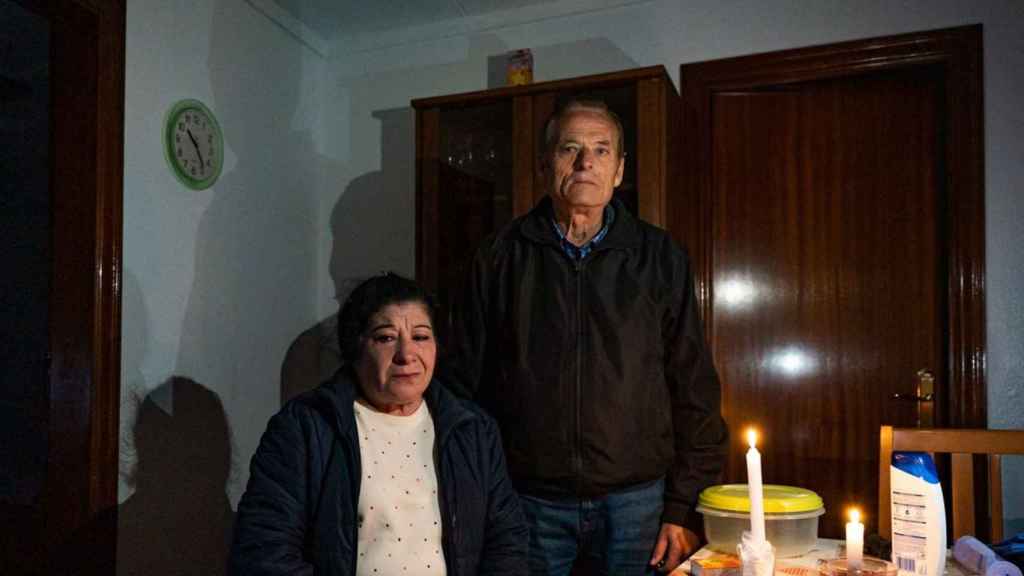 Genaro y Elidia, iluminados por una vela en su piso de la calle Granada de Badalona / Luis Miguel Añón (MA)