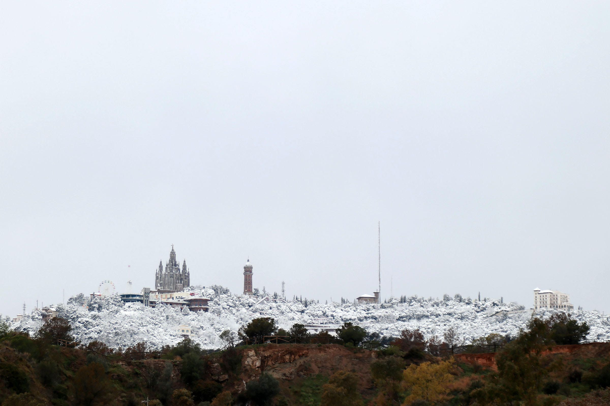 La montaña del Tibidabo nevada / HUGO FERNÁNDEZ