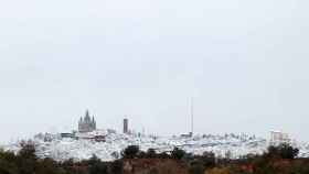 La montaña del Tibidabo nevada / HUGO FERNÁNDEZ