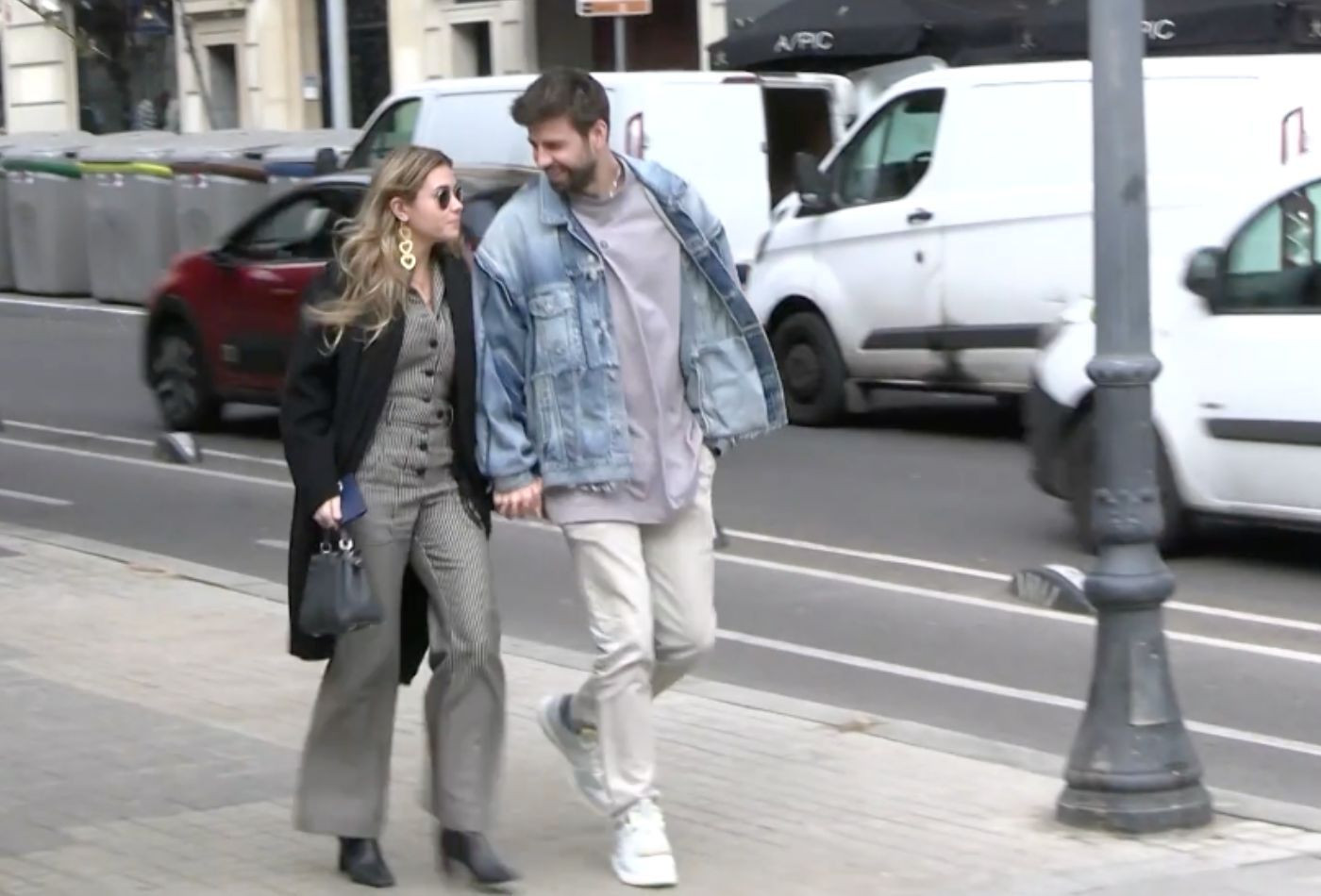 Clara Chía y Gerard Piqué pasean de la mano por Barcelona / Europa Press