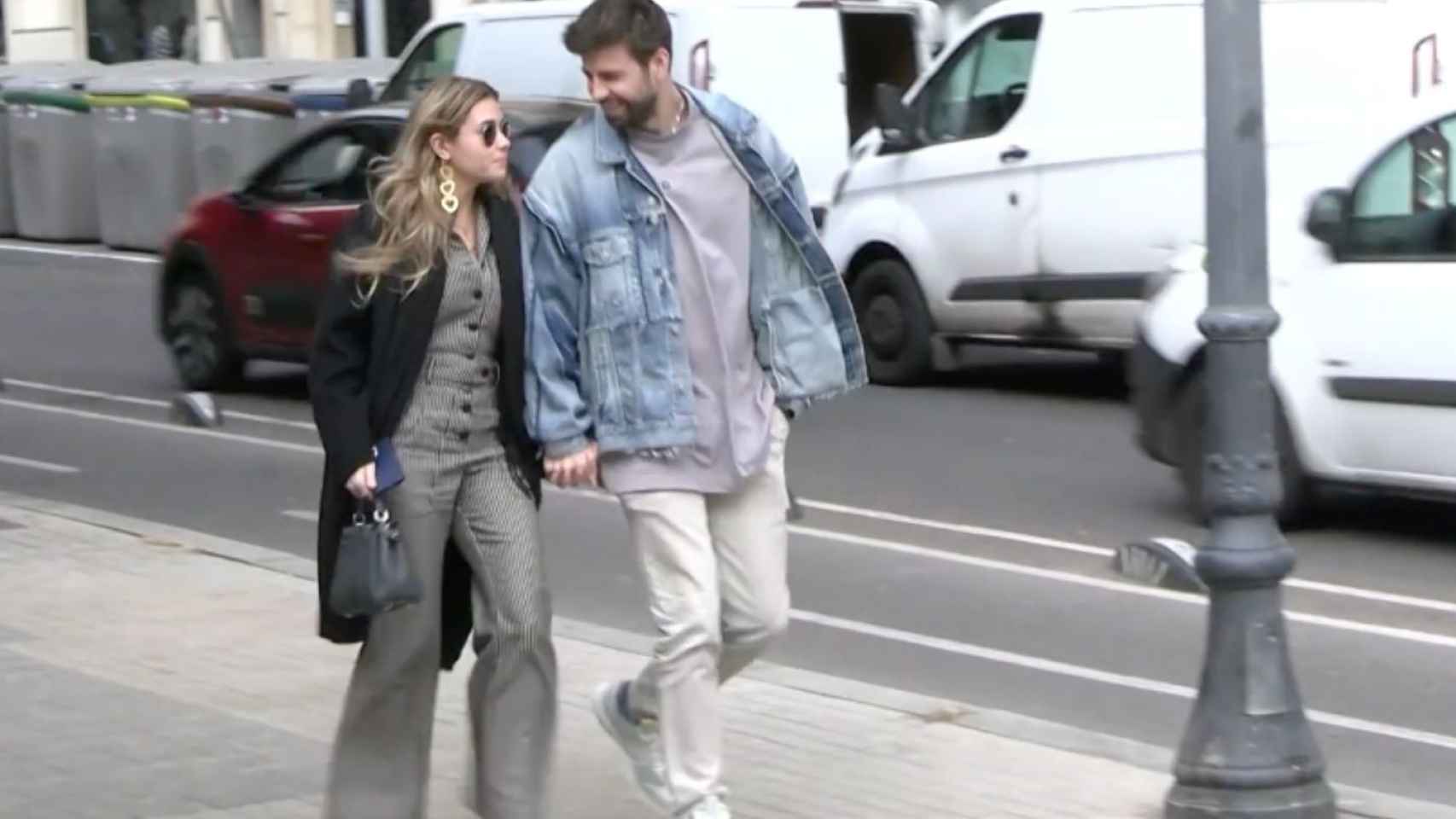 Clara Chía y Gerard Piqué pasean de la mano por Barcelona / Europa Press