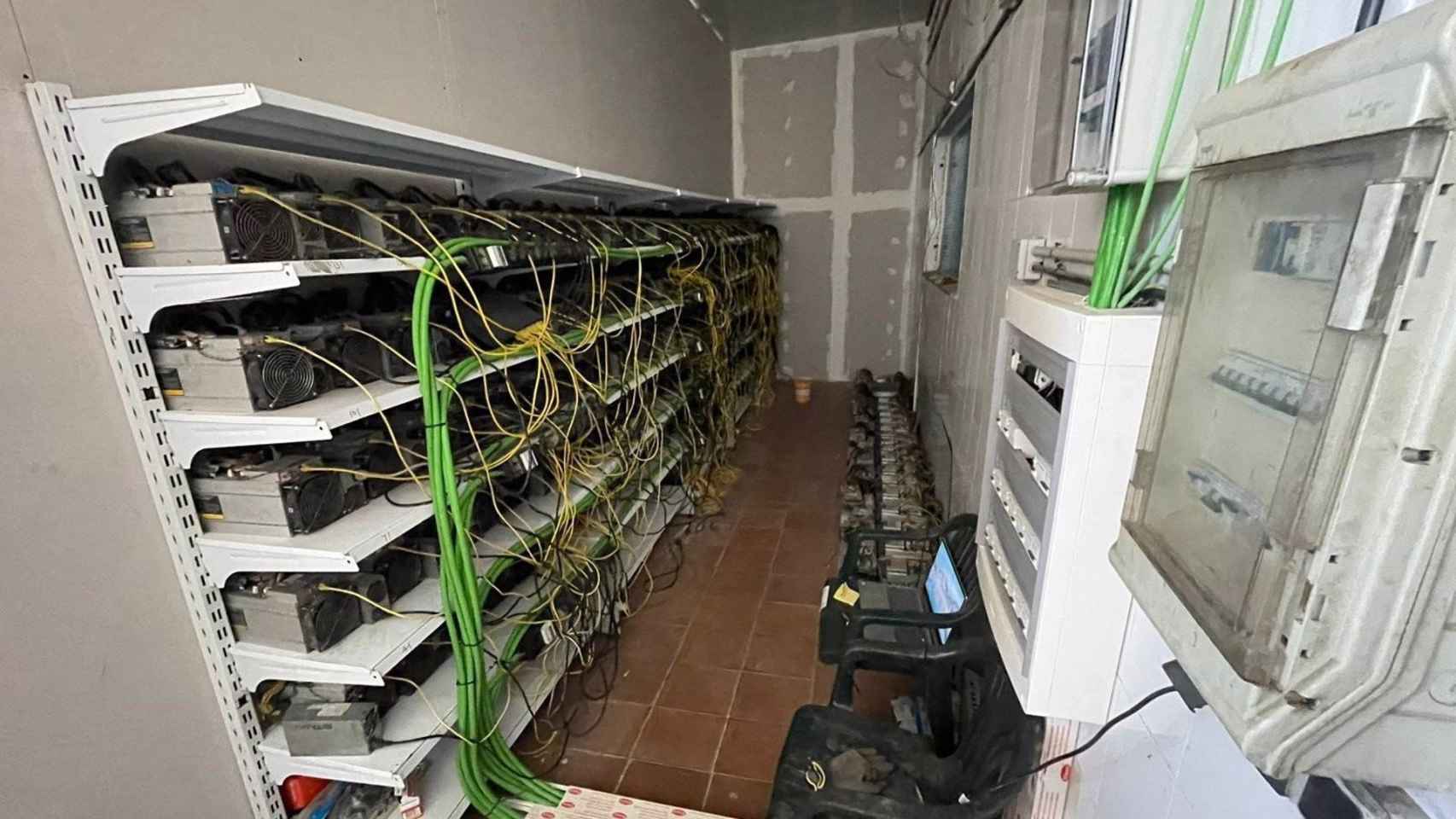 La granja de criptomonedas desmantelada en Sant Esteve Sesrovires / MOSSOS D'ESQUADRA