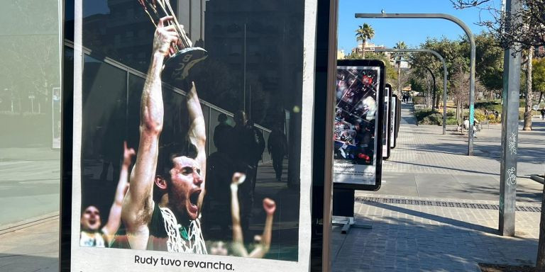 Una fotografía de la exposición callejera en Pompeu Fabra / AJUNTAMENT DE BADALONA