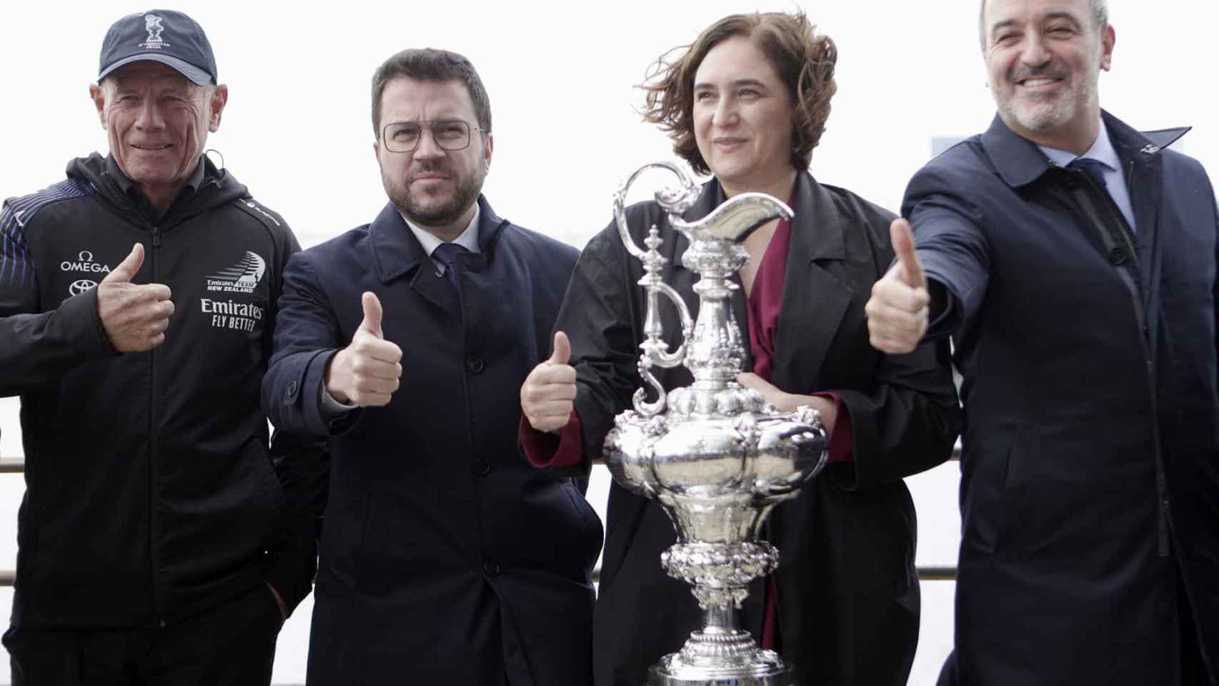 El regatista Grant Dalton junto a Pere Aragonès, Ada Colau y Jaume Collboni en la presentación de la Copa América / EFE