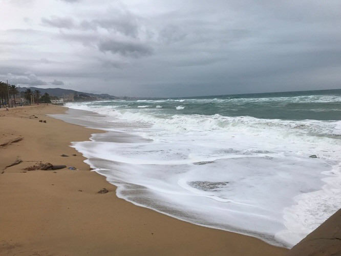 La playa de Badalona durante el temporal / Ayuntamiento de Badalona