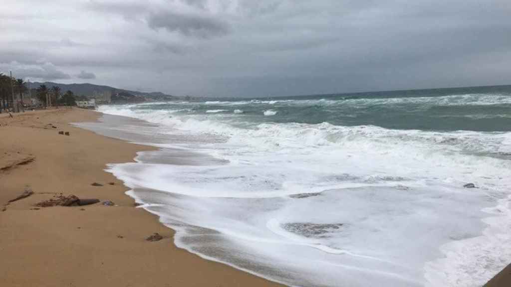 La playa de Badalona durante el temporal / Ayuntamiento de Badalona