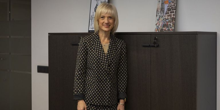 Pilar Díaz, alcaldesa de Esplugues de Llobregat, en su despacho / LENA PRIETO (MA)