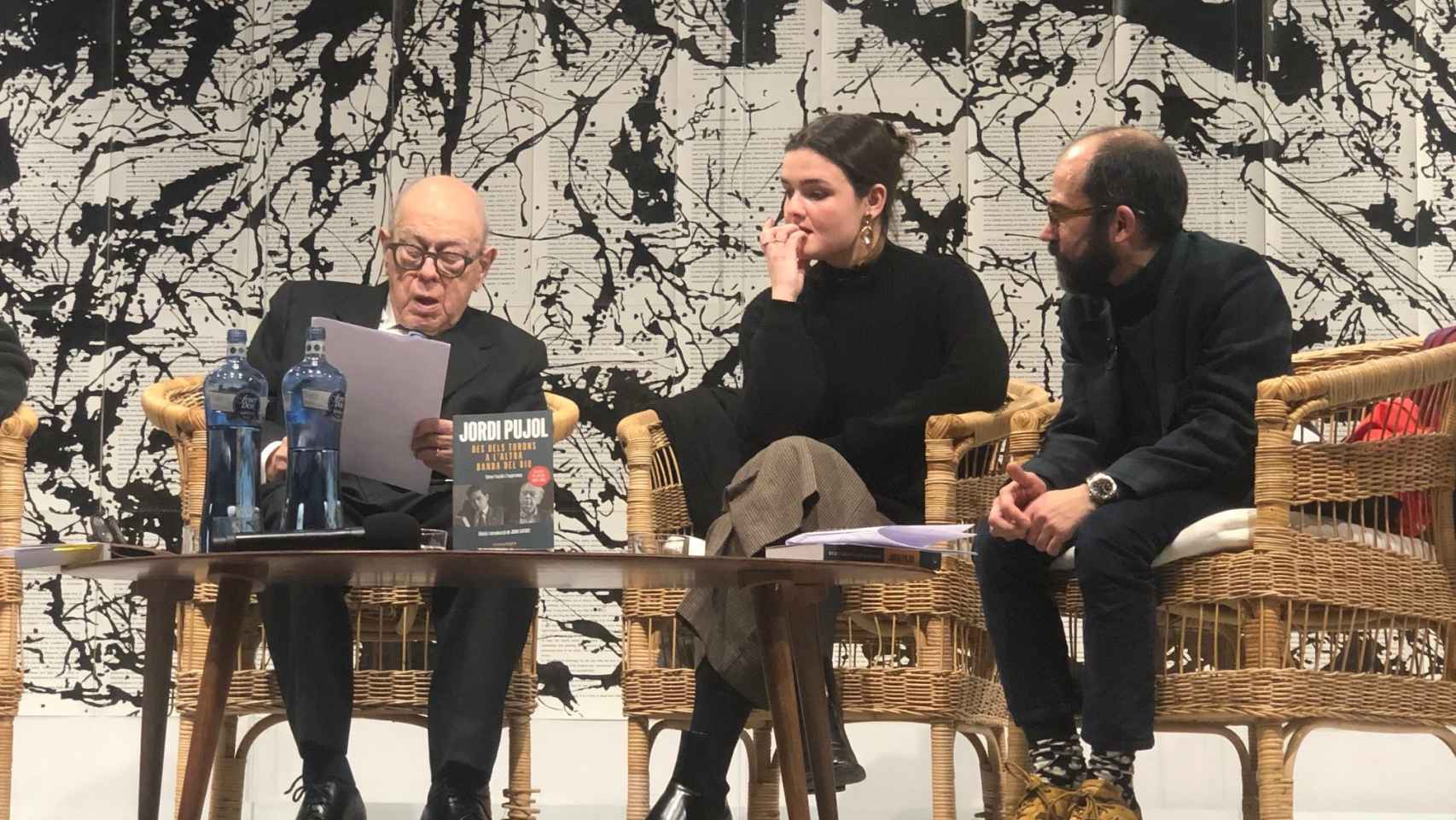 Jordi Pujol, con Montserrat Dameson y Joan Safont, en la librería Ona / MA