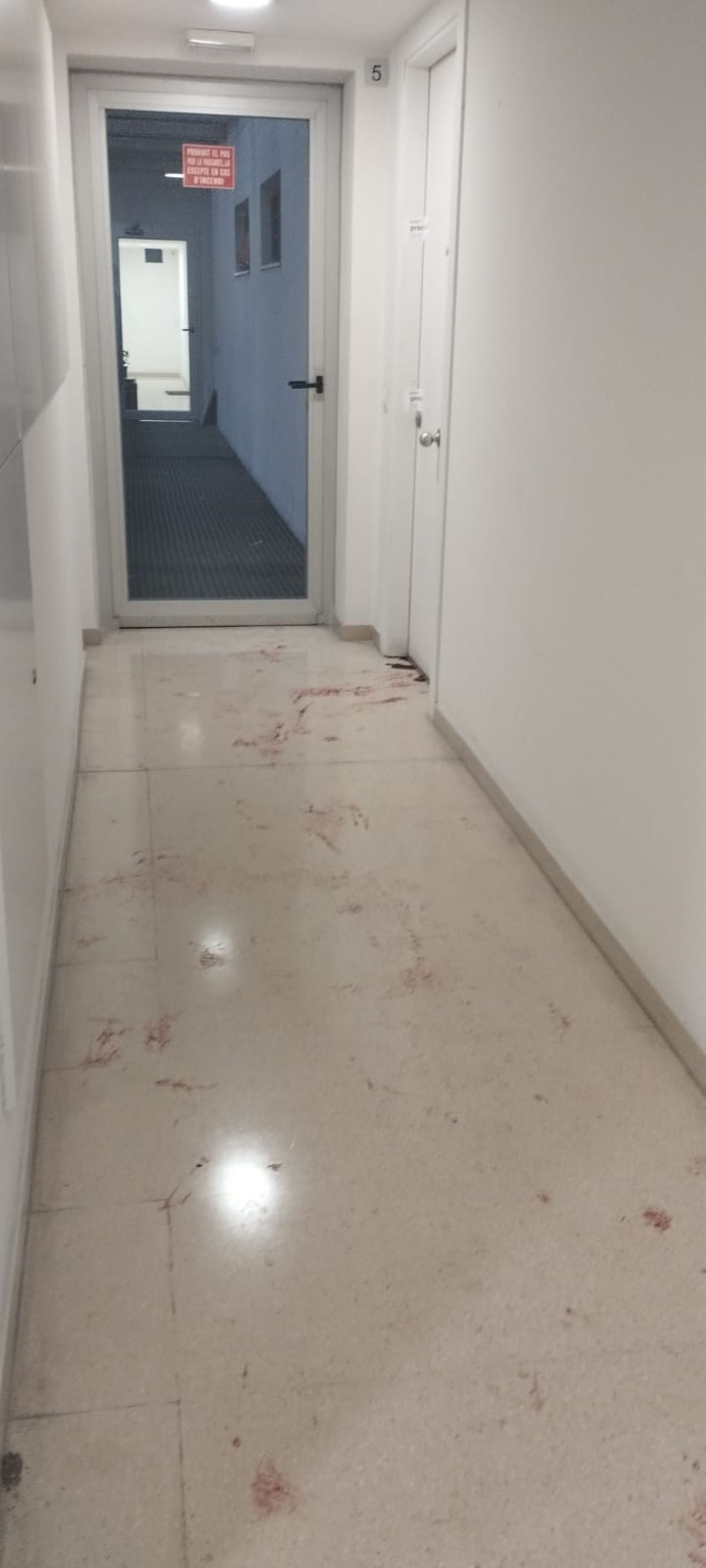 Rellano del piso de Sant Martí en el que han asesinado a una mujer trans / CEDIDA