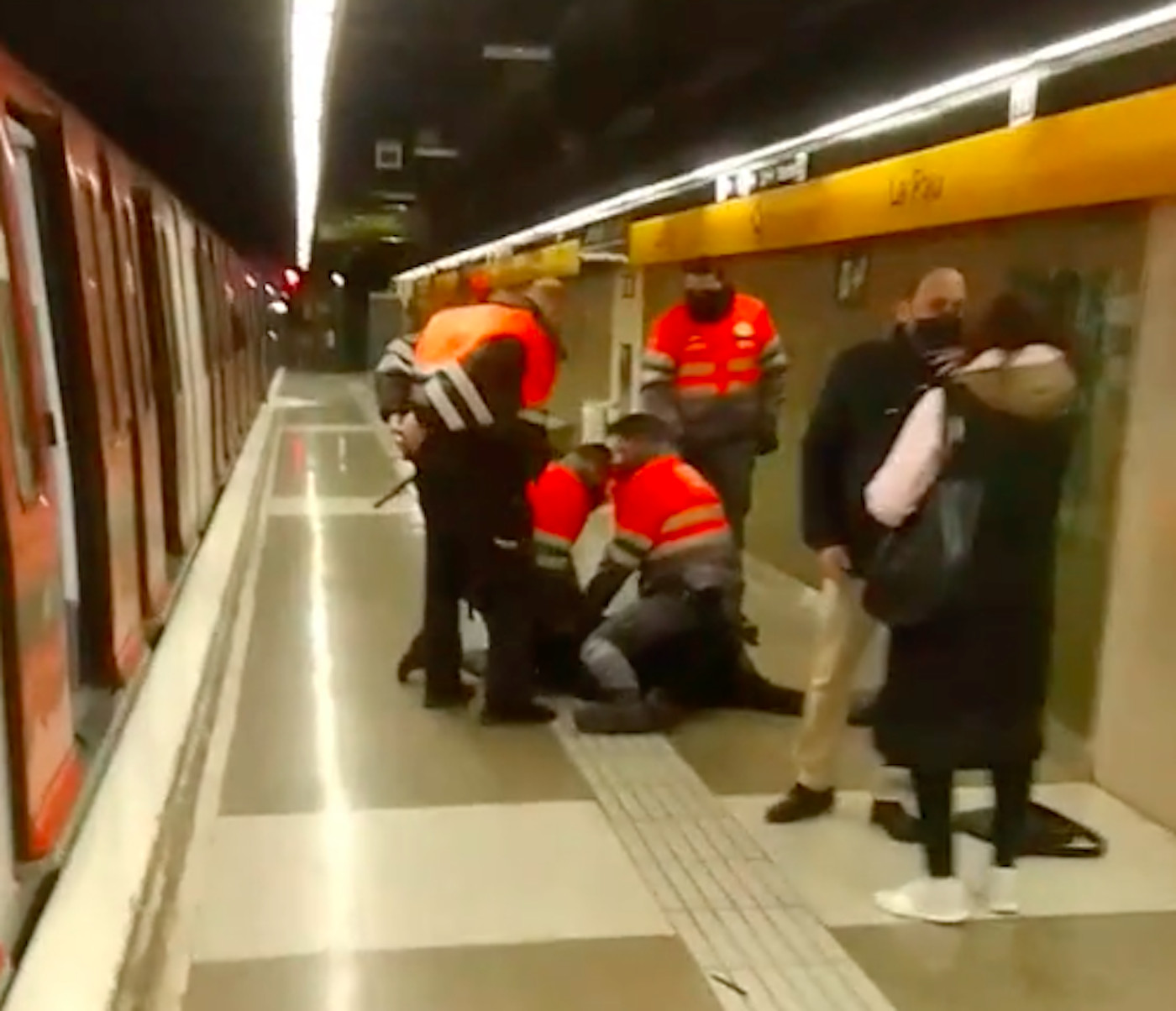 Los vigilantes reducen a un hombre en el metro de Barcelona