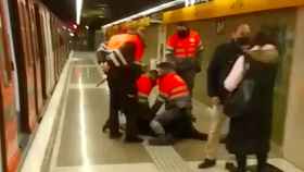 Los vigilantes reducen a un hombre en el metro de Barcelona