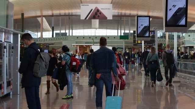 Viajeros en el Aeropuerto de Barcelona-El Prat / AENA
