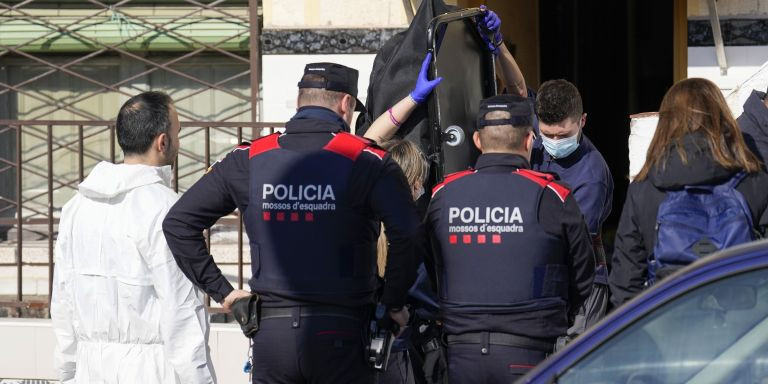 Personal de los servicios funerarios transportan el cadáver en Cornellà, presuntamente asesinado por su hermano / EFE-Alejandro García