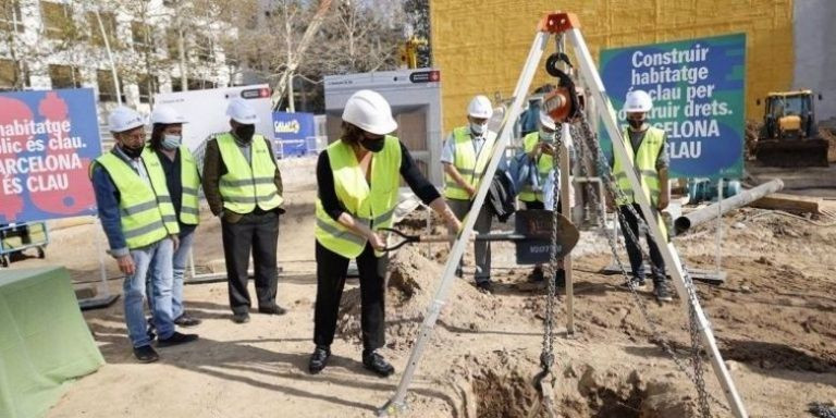 Ada Colau en la inauguración de una promoción de vivienda pública / AJ BCN