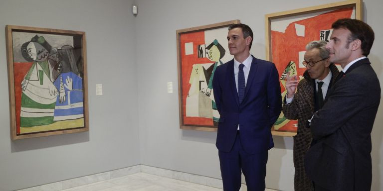 Pedro Sánchez y Emmanuel Macron, en el Museo Picasso de Barcelona, con Guigon entre los dos. / EFE