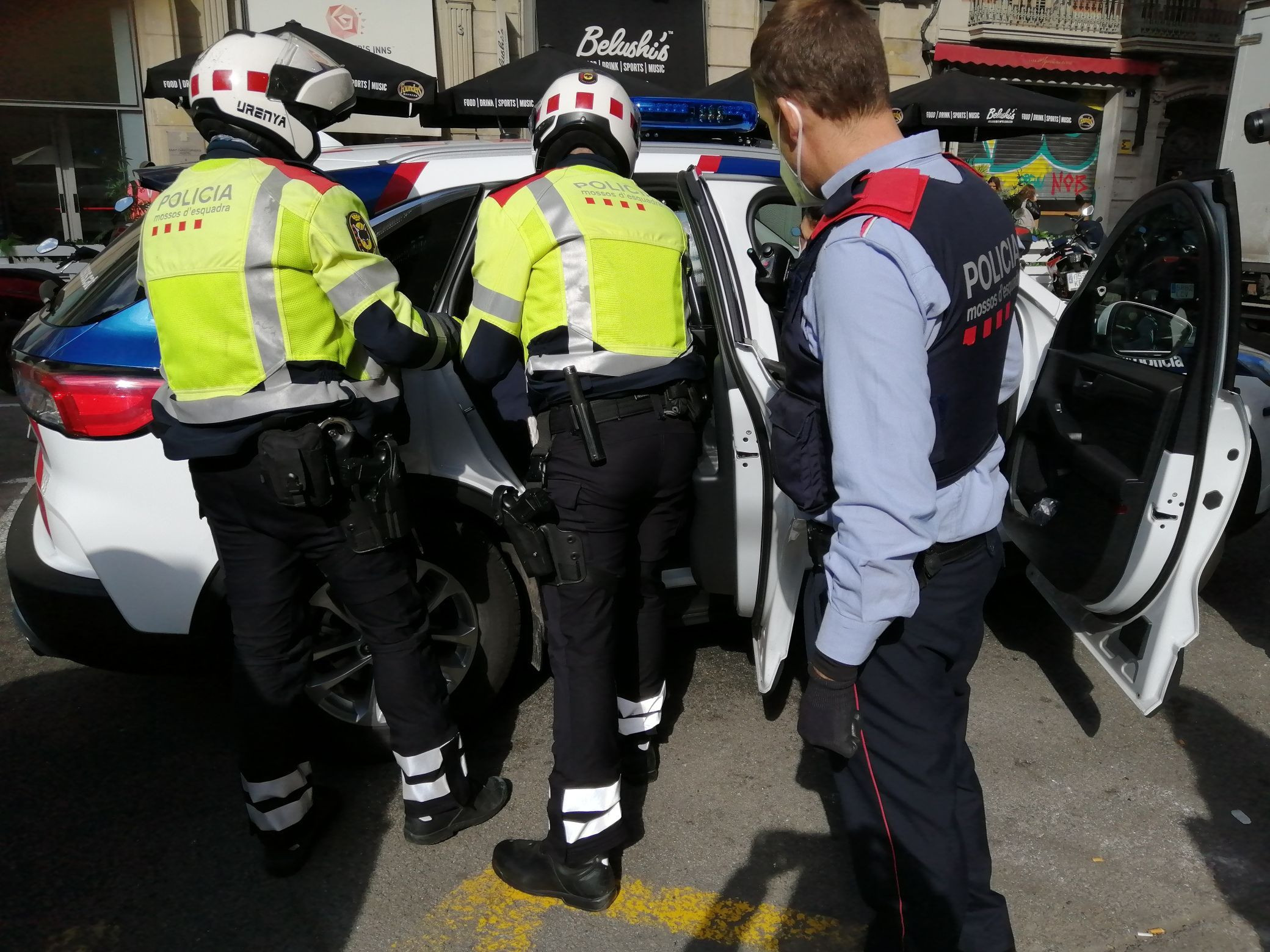 Imagen de archivo de los Mossos d'Esquadra introduciendo a un detenido en el vehículo policial / MOSSOS D'ESQUADRA