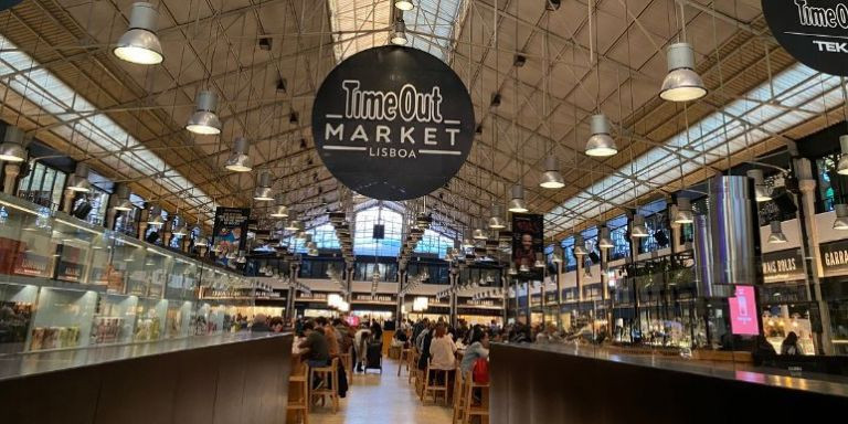 Interior del Time Out Market de Lisboa, que será similar al de Barcelona / METRÓPOLI