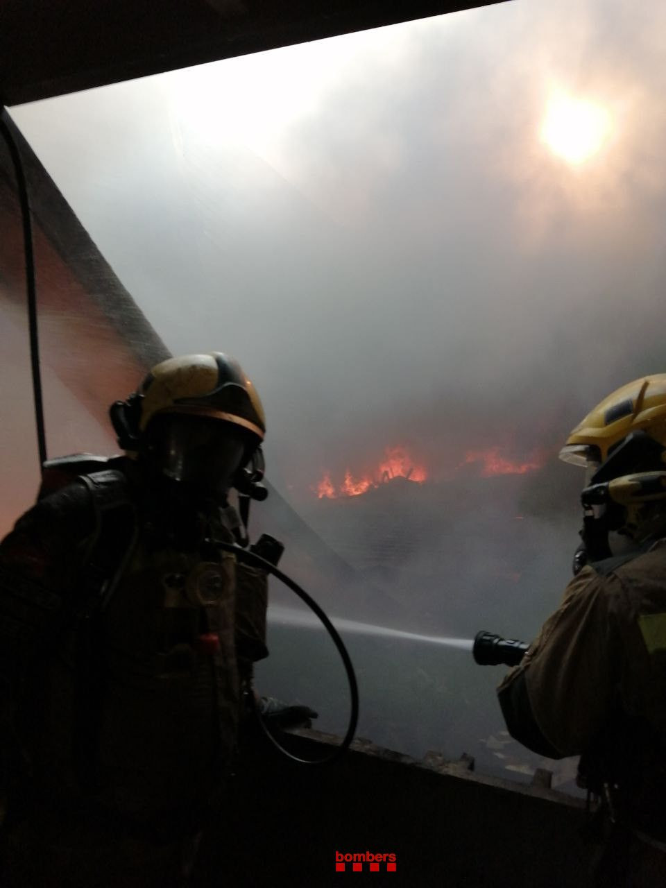 Los bomberos trabajan en un suceso / BOMBERS