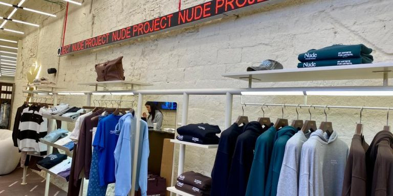 Interior de la nueva tienda de Nude Project en Barcelona /METRÓPOLI