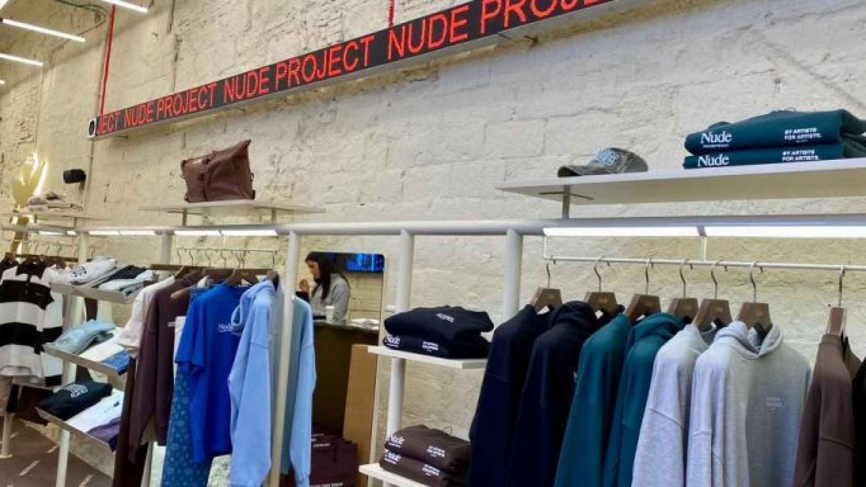 Interior de la tienda de Nude Project en Barcelona