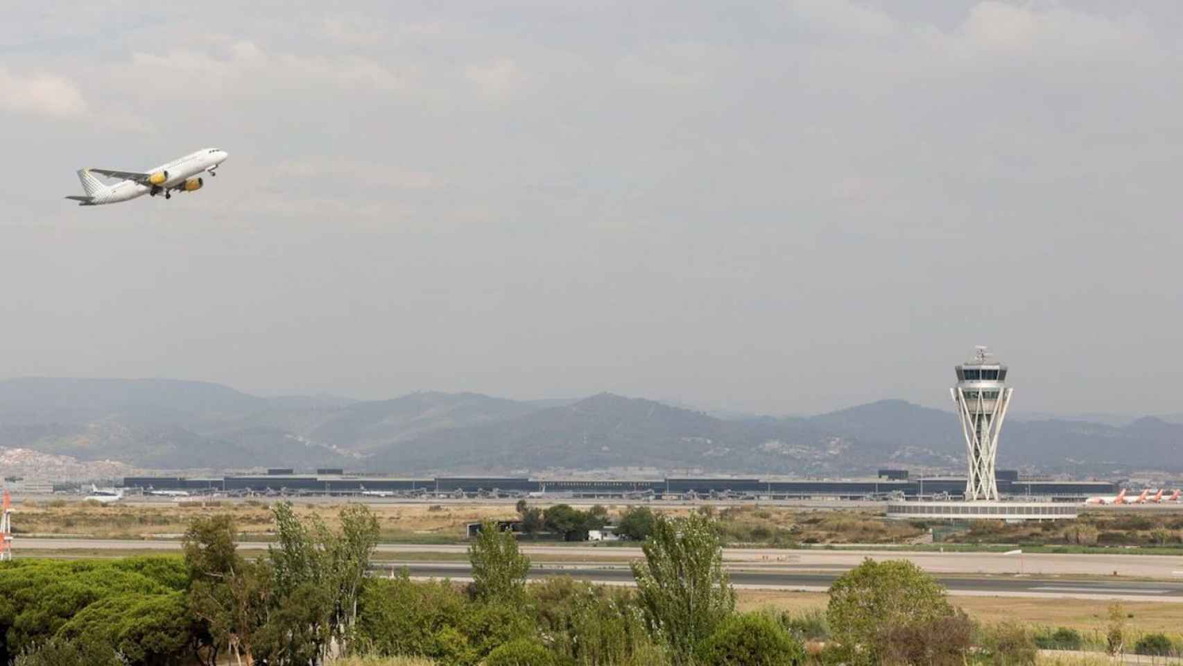 Un avión despega en el Aeropuerto de Barcelona-El Prat / EFE