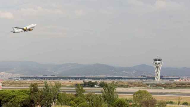 Un avión despega en el Aeropuerto de Barcelona-El Prat / EFE