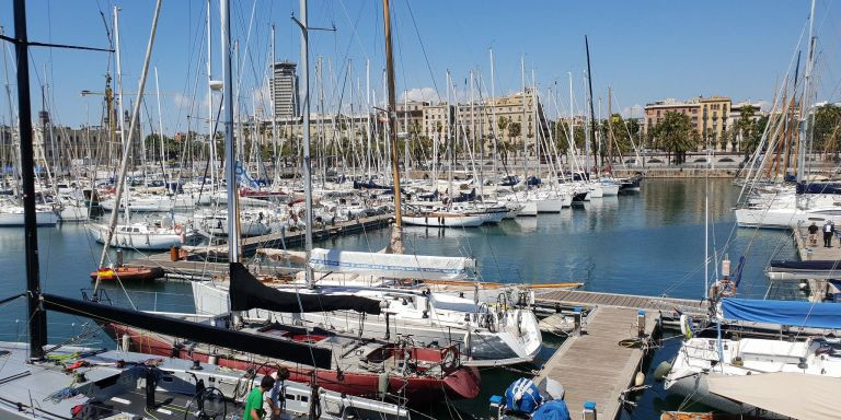 Embarcaciones atracadas en el puerto / AJ BCN