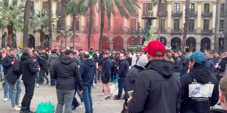 Aficionados del Manchester en la plaza Reial / TWITTER