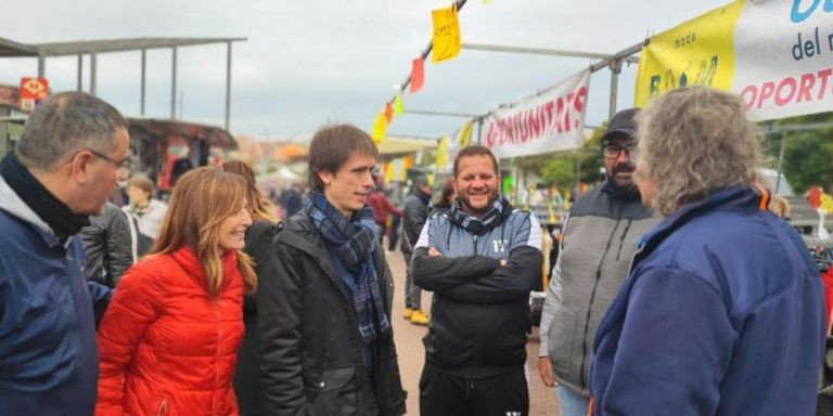 Rafael González en el mercadillo de Badalona con Àlex Montornès, de ERC, actual miembro del gobierno municipal / TWITTER