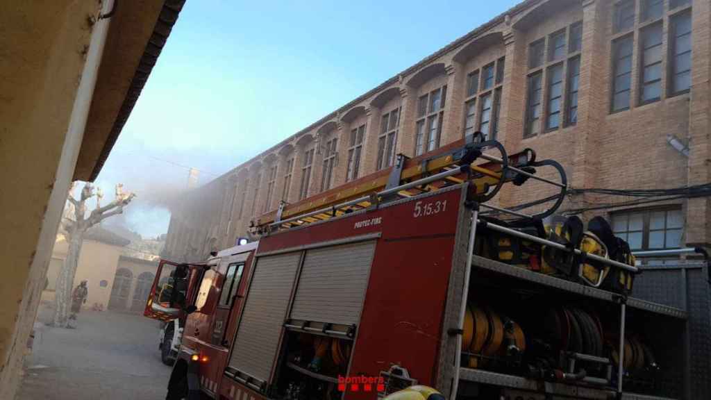 Incendio en una nave de Molins de Rei / BOMBERS GENERALITAT