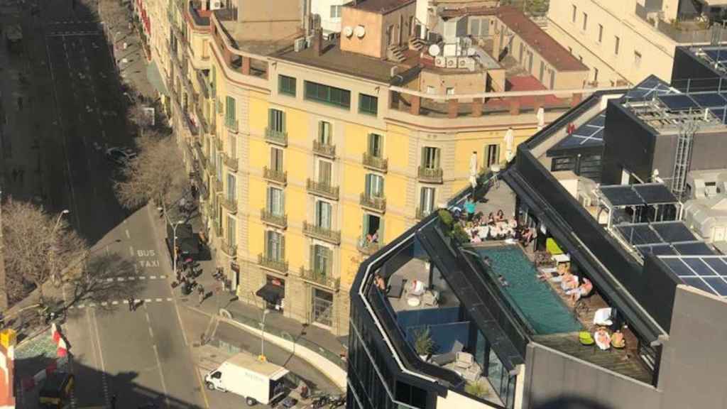 Turistas tomando el sol en la terraza del hotel / (MA)