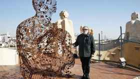 El escultor Jaume Plensa junto a su obra 'Silent Music IV' en la azotea de La Pedrera / EFE - ANDREU DALMAU