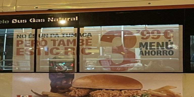 Un autobús de TMB con la campaña publicitaria de KFC / TWITTER CATRADIO