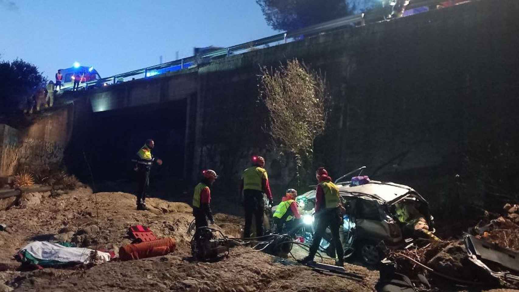 El coche accidentado en Sant Cugat del Vallès / BOMBERS