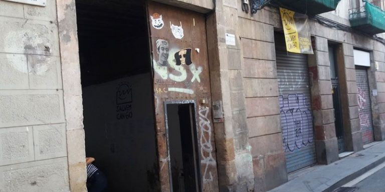 Fachada de una de las fincas de Can Seixanta / AJ BCN