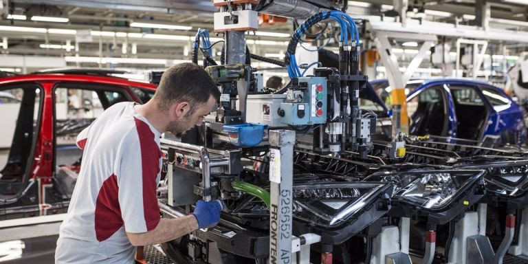 Un operario en la planta de Seat en Martorell / EUROPA PRESS