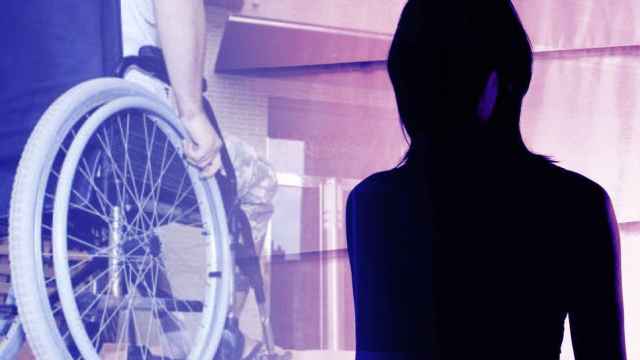Fotomontaje de un hombre con discapacidad y una mujer en la sombra / METRÓPOLI