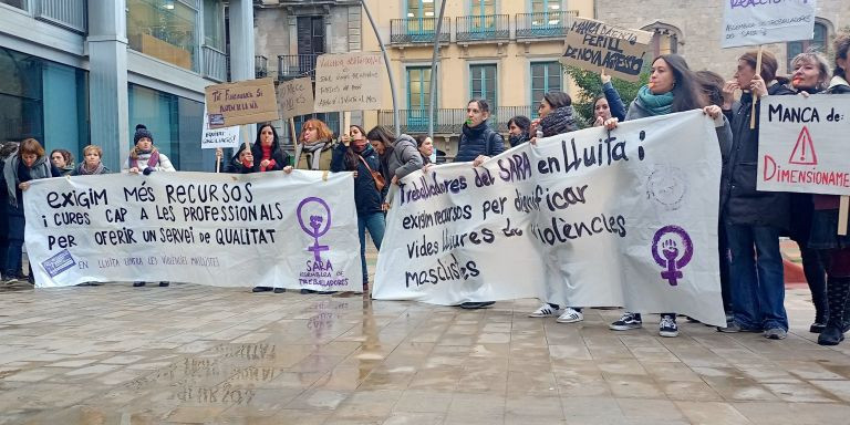 Trabajadoras del SARA en una protesta en enero contra la Comissió de Drets Socials / TWITTER