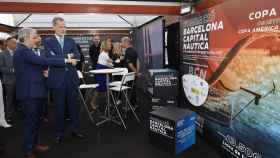 Jaume Collboni junto al rey Felipe VI en un estand de la FBCN en el Salón Náutico / CASA REAL